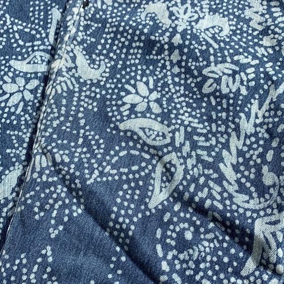 Free People Fun Funky Bellbottoms sz 24 embroidery, blue, and white paisley - Picture 6 of 12